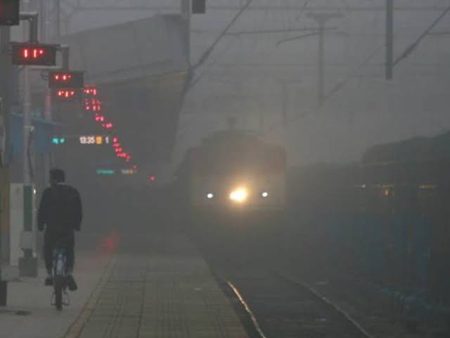 कोहरे के चलते ट्रेनों की रफ्तार पर लगा ब्रेक 